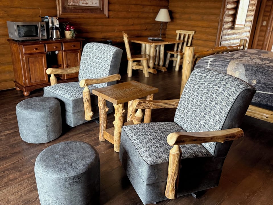 Riverview Deluxe Lodge room (4 person) | Living area | 50-inch Smart TV with digital channels, Netflix, Hulu