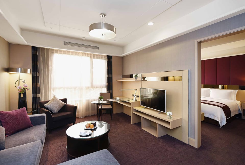 Executive Suite, 1 Double or 2 Twin Beds | In-room safe, blackout drapes, free wired internet, bed sheets