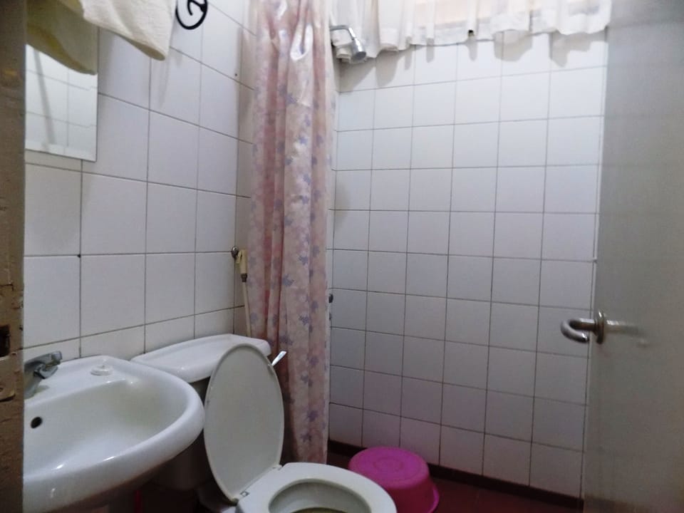 Shower, rainfall showerhead, towels