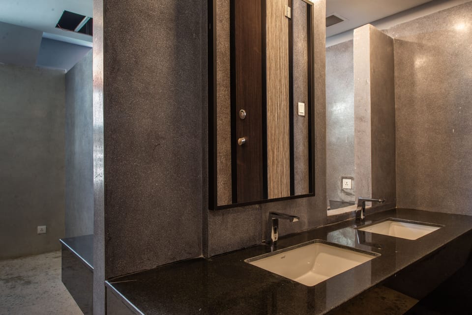 Shower, free toiletries, towels