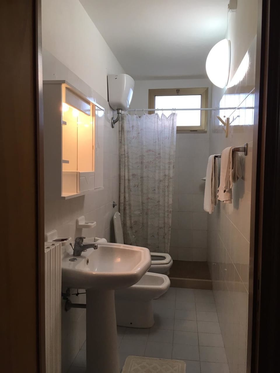 Shower, free toiletries, hair dryer, bidet