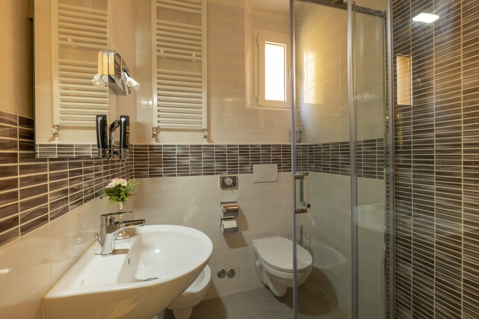 Single Room, 1 Twin Bed | Bathroom | Shower, free toiletries, hair dryer, bidet