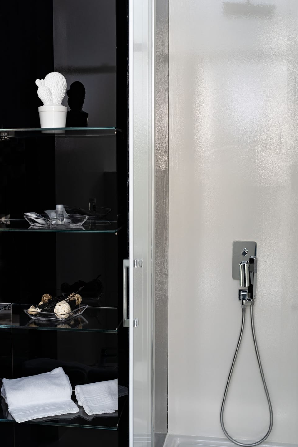 Standard Double Room, Sea View | Bathroom | Shower, free toiletries, hair dryer, slippers