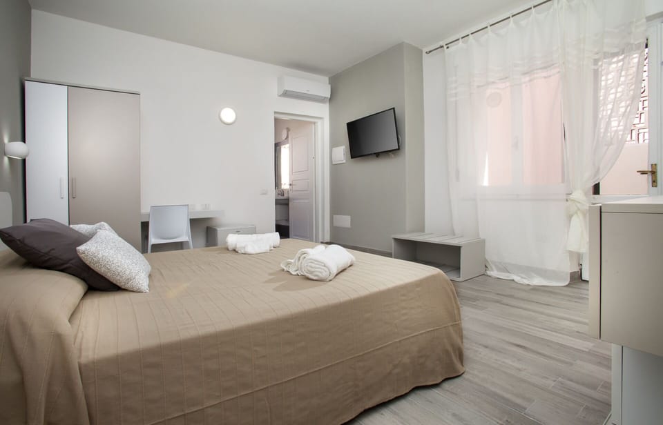 Double Room | 1 bedroom, desk, free WiFi, bed sheets