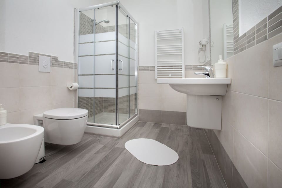 Double Room | Bathroom | Shower, hair dryer, bidet, towels