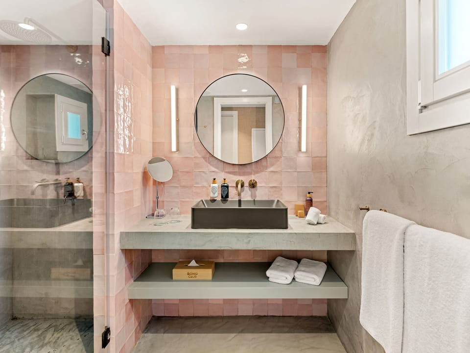 Egyptian cotton sheets, premium bedding, pillowtop beds, minibar