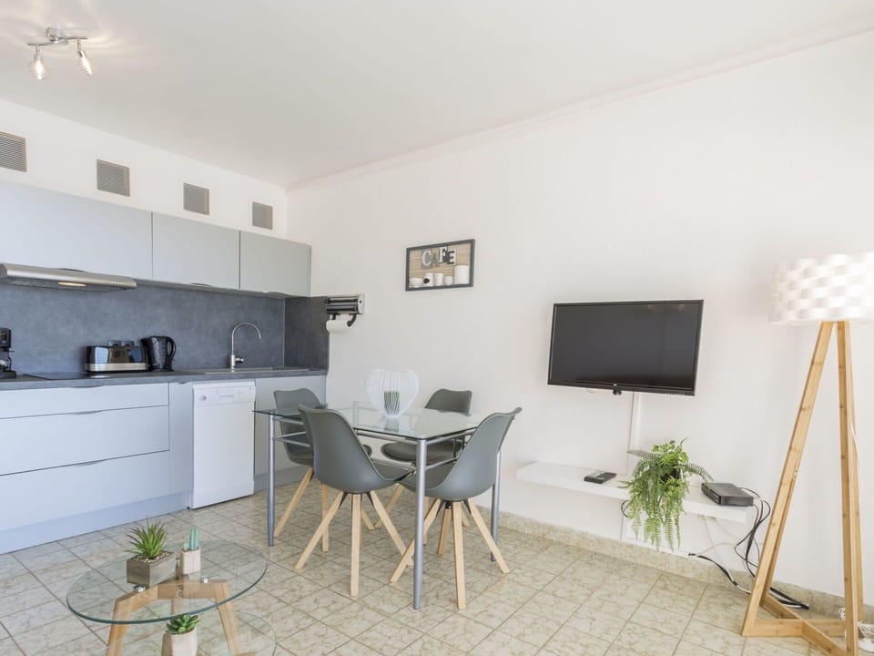 Room, Property, Furniture, Interior Design, Building, Real Estate, House, Table, Floor, Living Room