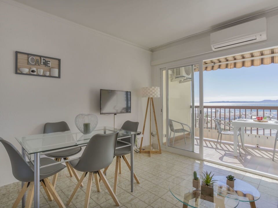 Room, Property, Furniture, Building, Interior Design, House, Real Estate, Table, Apartment, Floor