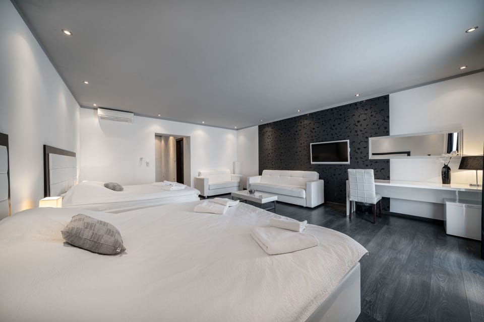 Superior Suite (6 person) | In-room safe, desk, laptop workspace, free WiFi