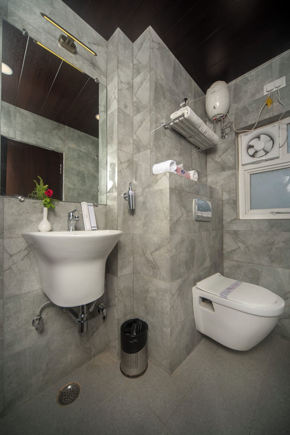 Shower, hydromassage showerhead, free toiletries, hair dryer
