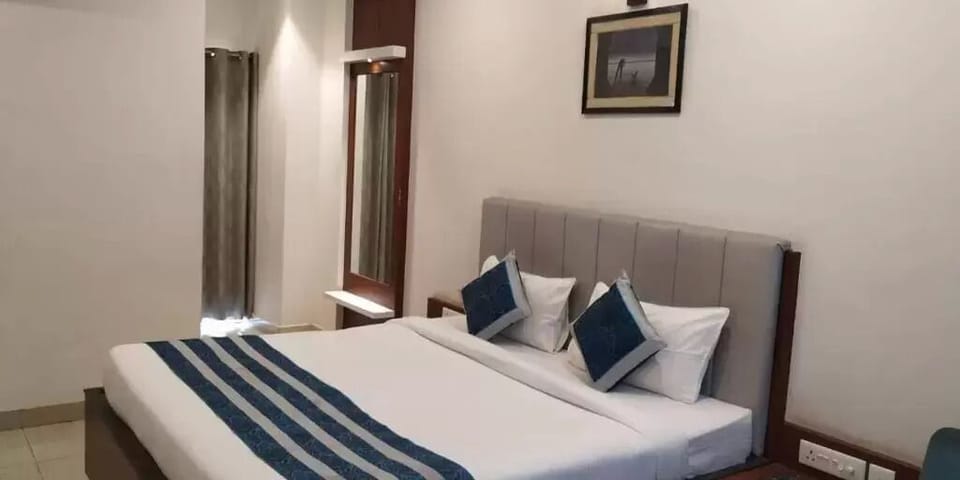 Desk, soundproofing, rollaway beds, free WiFi