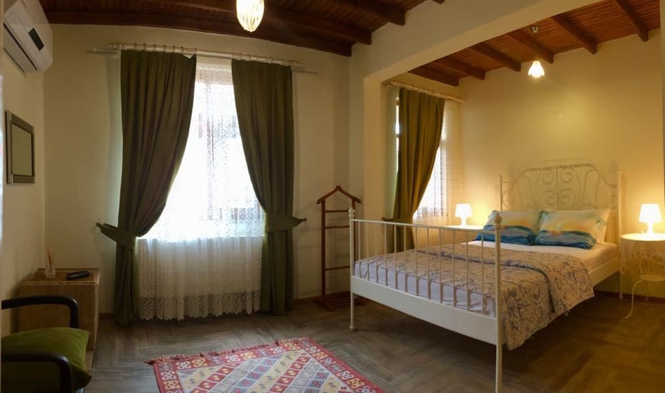 Studio, Garden View | Desk, WiFi (free), bed sheets