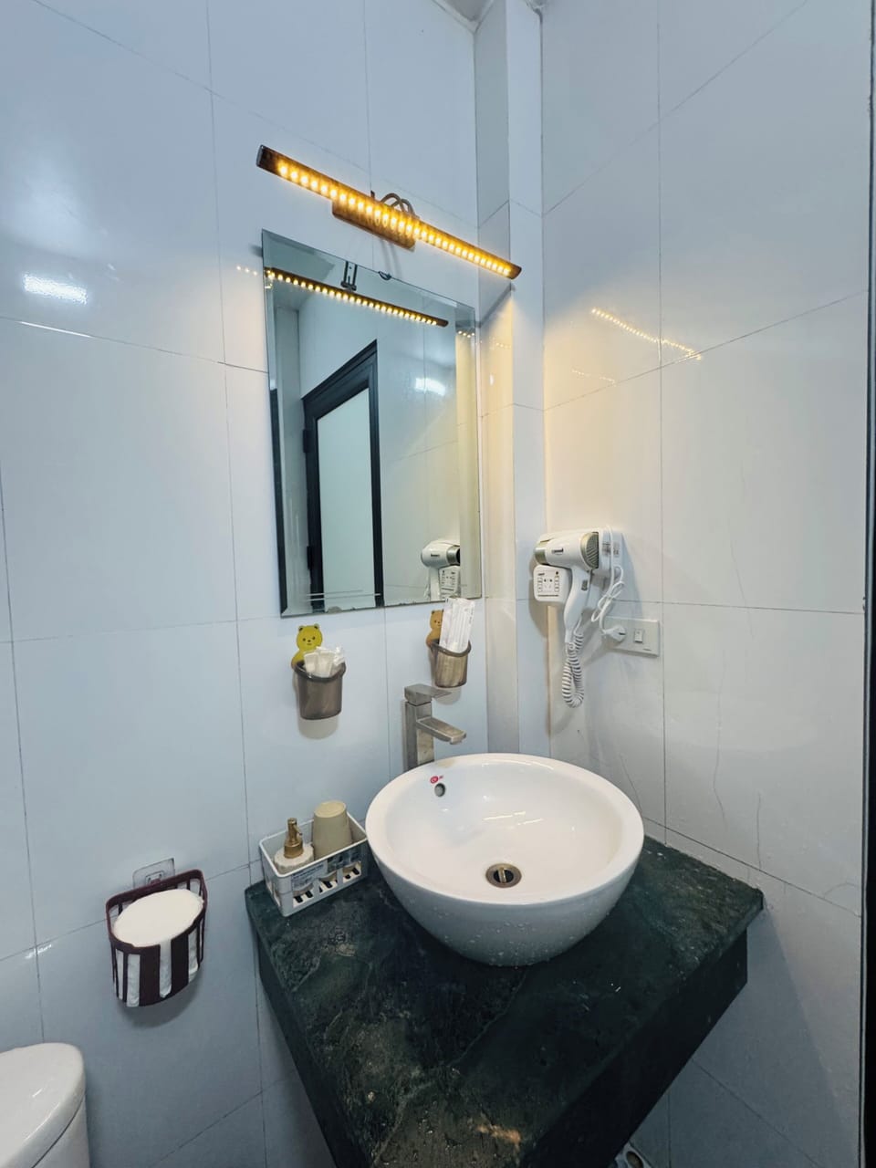 Family Room | Bathroom | Shower, hydromassage showerhead, designer toiletries, hair dryer