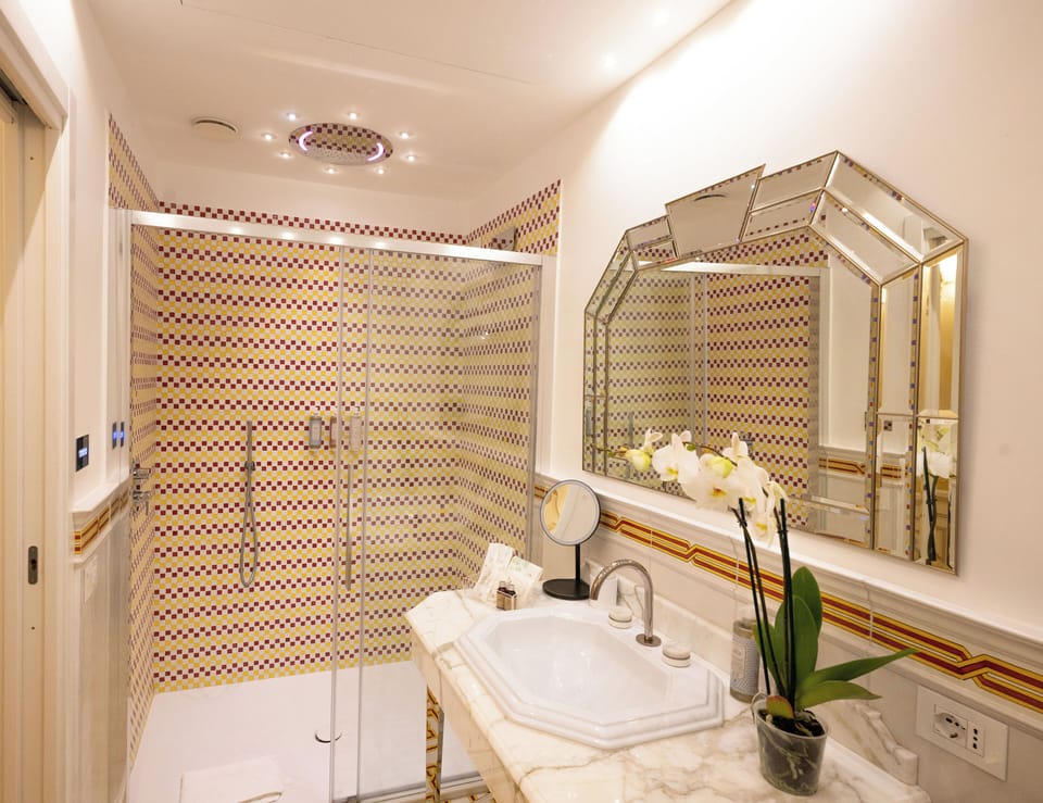 Exclusive Suite, City View | Bathroom | Shower, hydromassage showerhead, free toiletries, hair dryer
