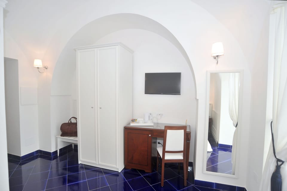 Elite Suite, Sea View | Room amenity