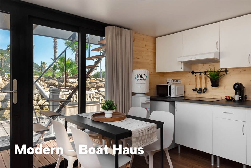 Boat Haus Modern | Living area