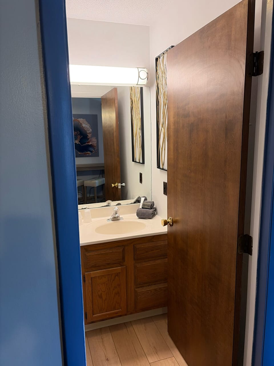 Comfort Room, 1 King Bed | Bathroom | Combined shower/tub, towels
