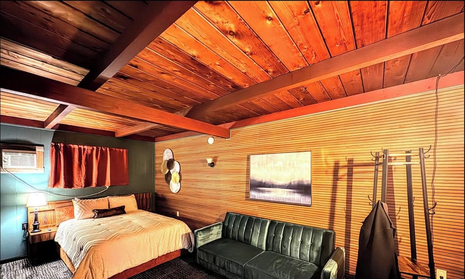 Classic Room, 1 Queen Bed | Individually decorated, desk, free WiFi, bed sheets