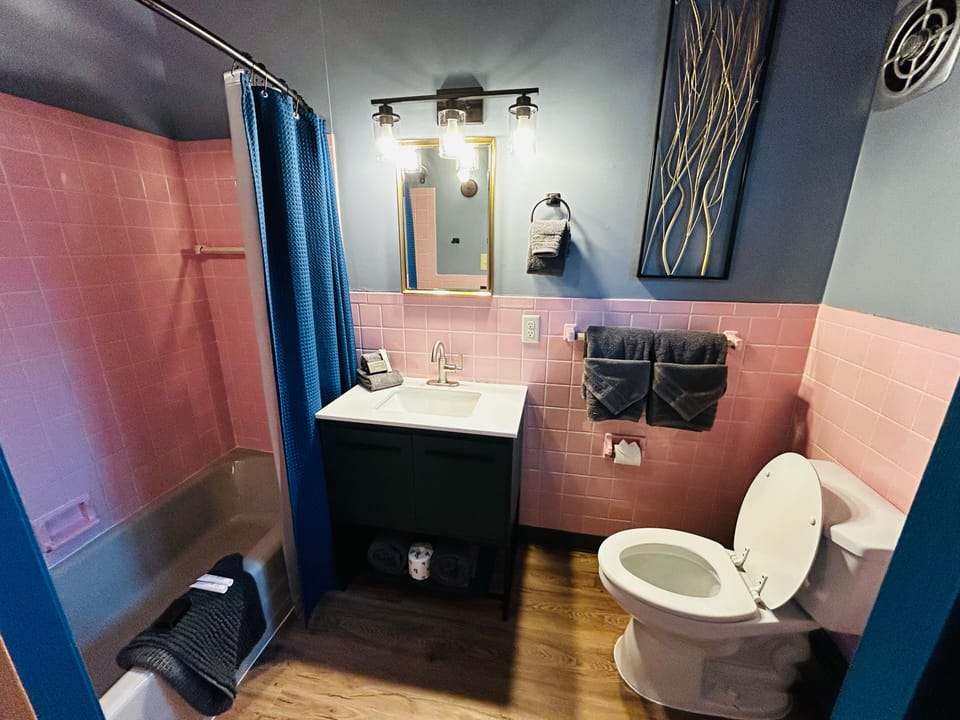 Comfort Room, 2 Queen Beds | Bathroom | Combined shower/tub, towels