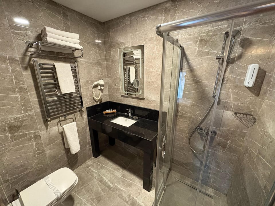 Shower, rainfall showerhead, free toiletries, hair dryer