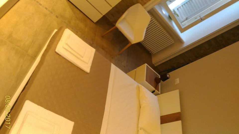Family Studio | Individually decorated, individually furnished, desk