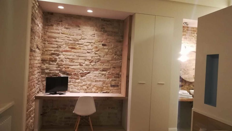 Double or Twin Room (Blu) | Room amenity