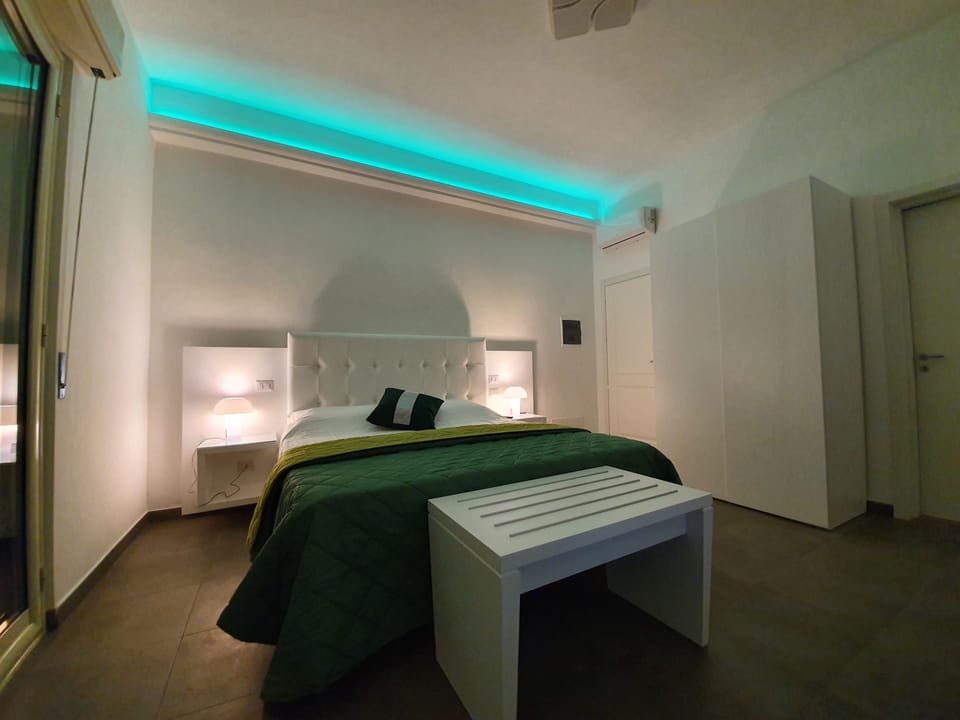 Exclusive Double Room, 1 Queen Bed | In-room safe, individually furnished, soundproofing, free WiFi