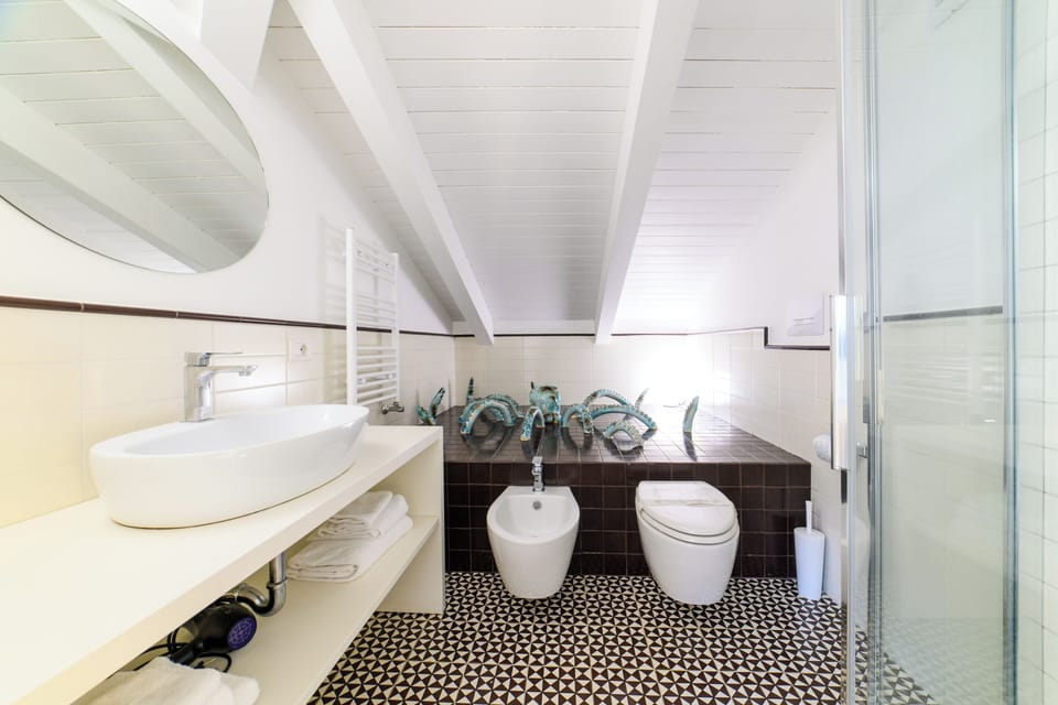 Deluxe Suite, Jetted Tub | Bathroom | Free toiletries, hair dryer, bidet