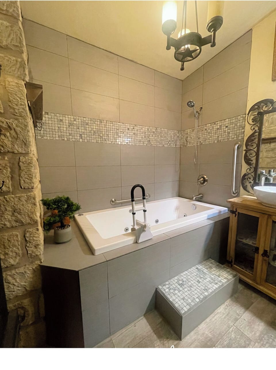 Master Bathroom Shower / Jetted Tub
