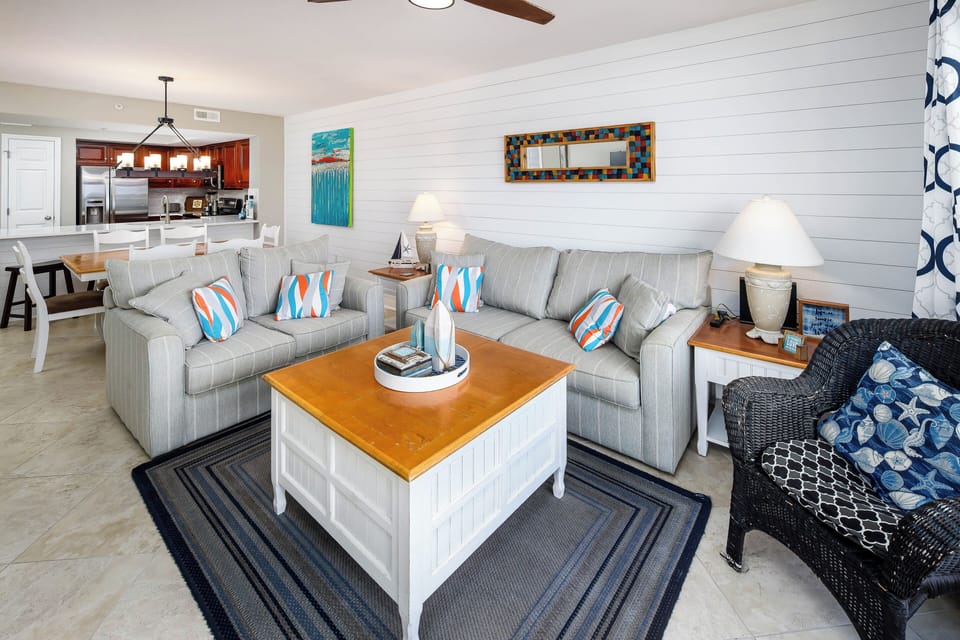 Livingroom - Plenty of seating in the living room.
