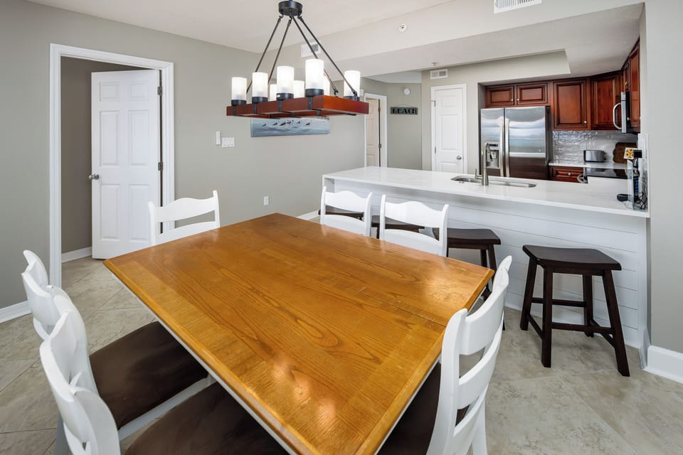 Great tile flooring in GD 315 - Plenty of seating at the dining table and the kitchen counter.