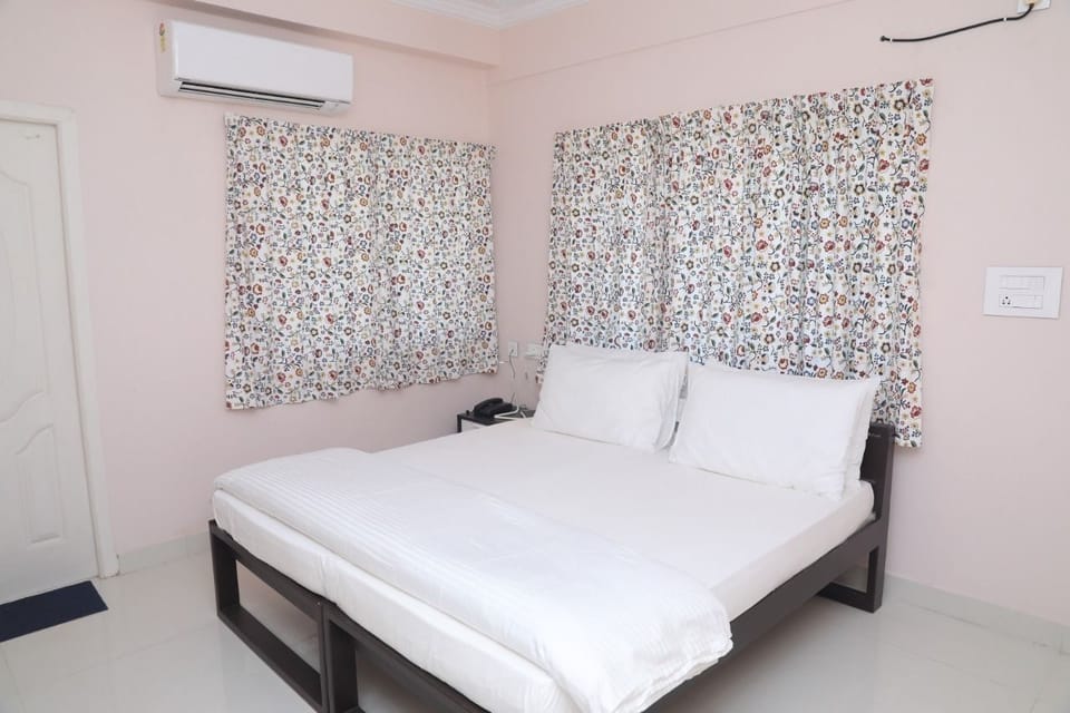 Hypo-allergenic bedding, free WiFi, bed sheets