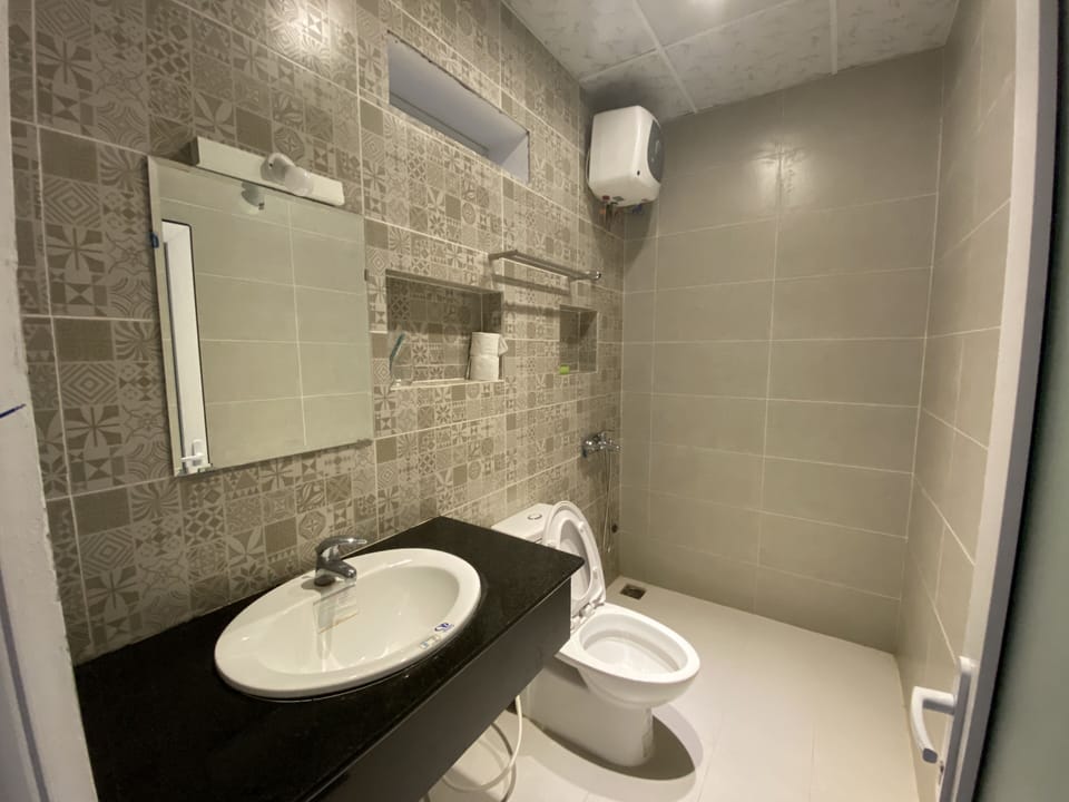 Standard Double Room Single Use | Bathroom | Shower, free toiletries, hair dryer, slippers