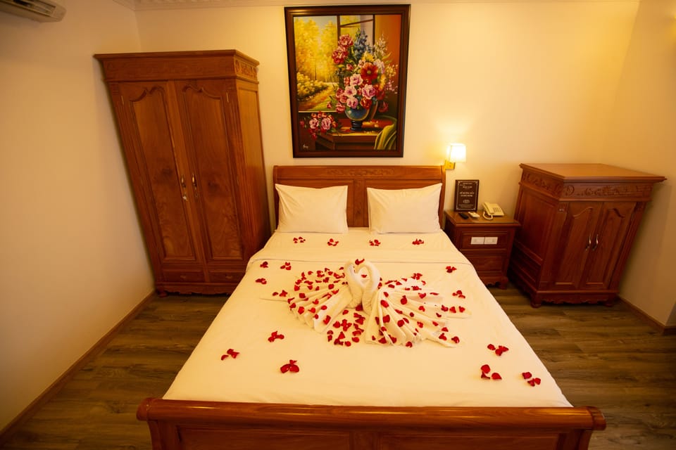 Deluxe Double or Twin Room, City View | Minibar, in-room safe, desk, blackout drapes