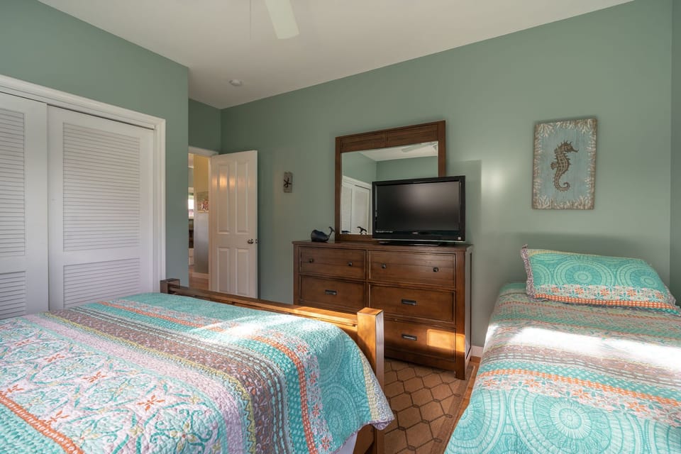 GUEST BEDROOM. QUEEN BED & TWIN BED. GARDEN VIEW.
