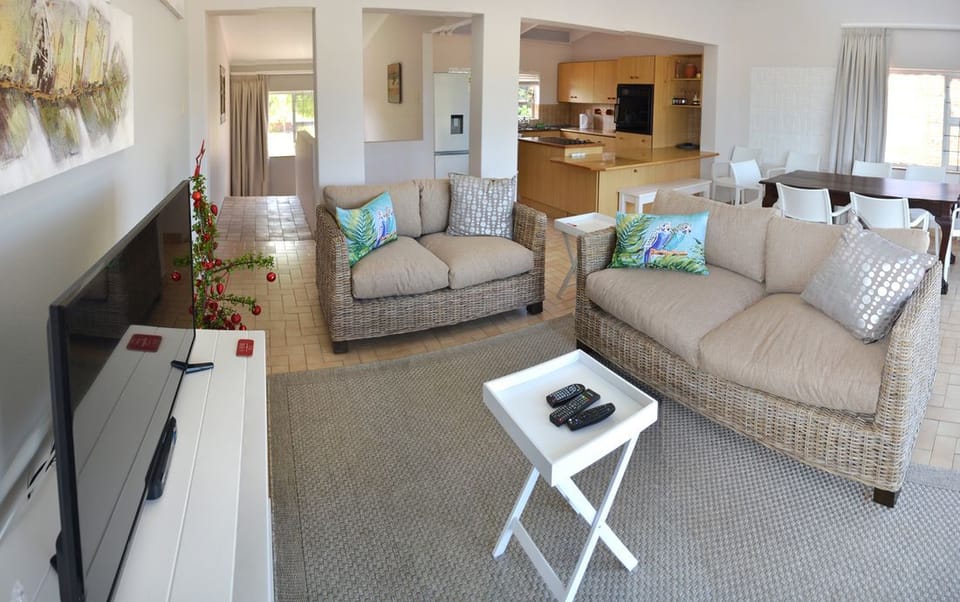 Suite (Top) | Living area | Flat-screen TV