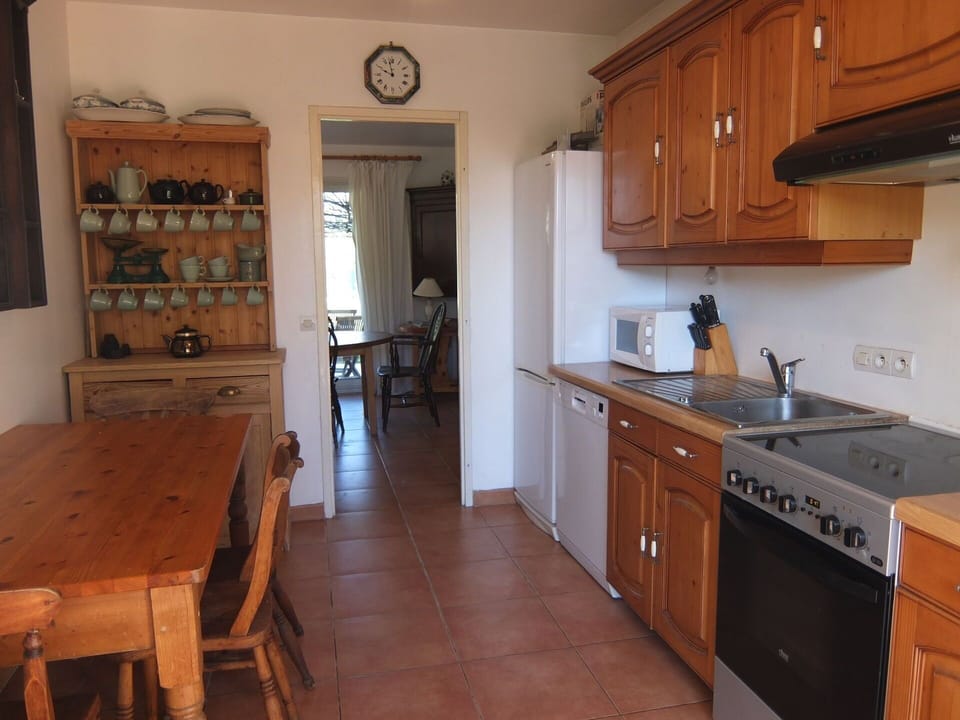 Countertop, Room, Furniture, Cabinetry, Kitchen, Property, Building, Floor, Hardwood, Wood Flooring