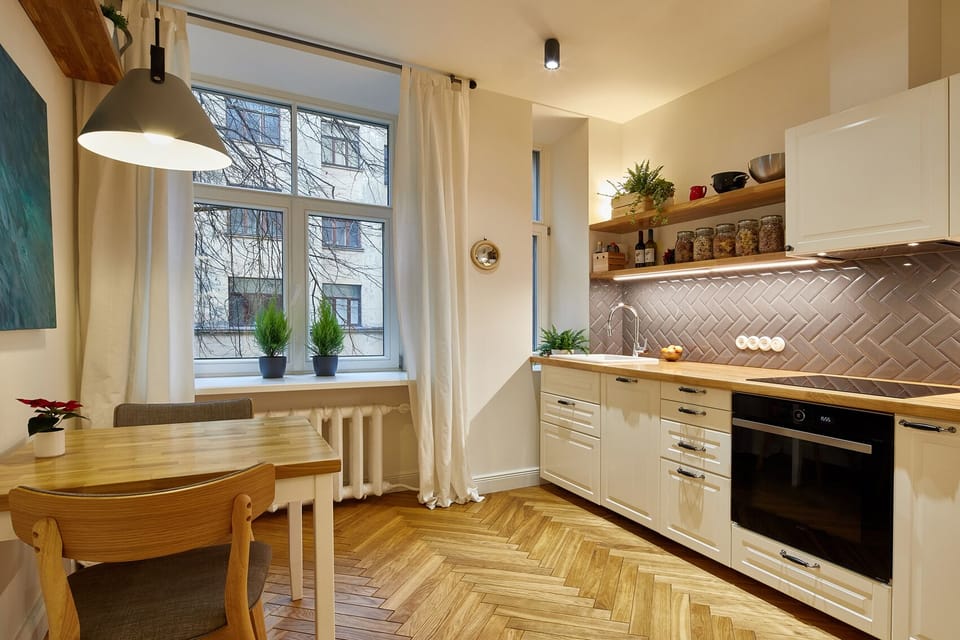 Kitchen: well equipped, snacks, and some pantry staples provided.