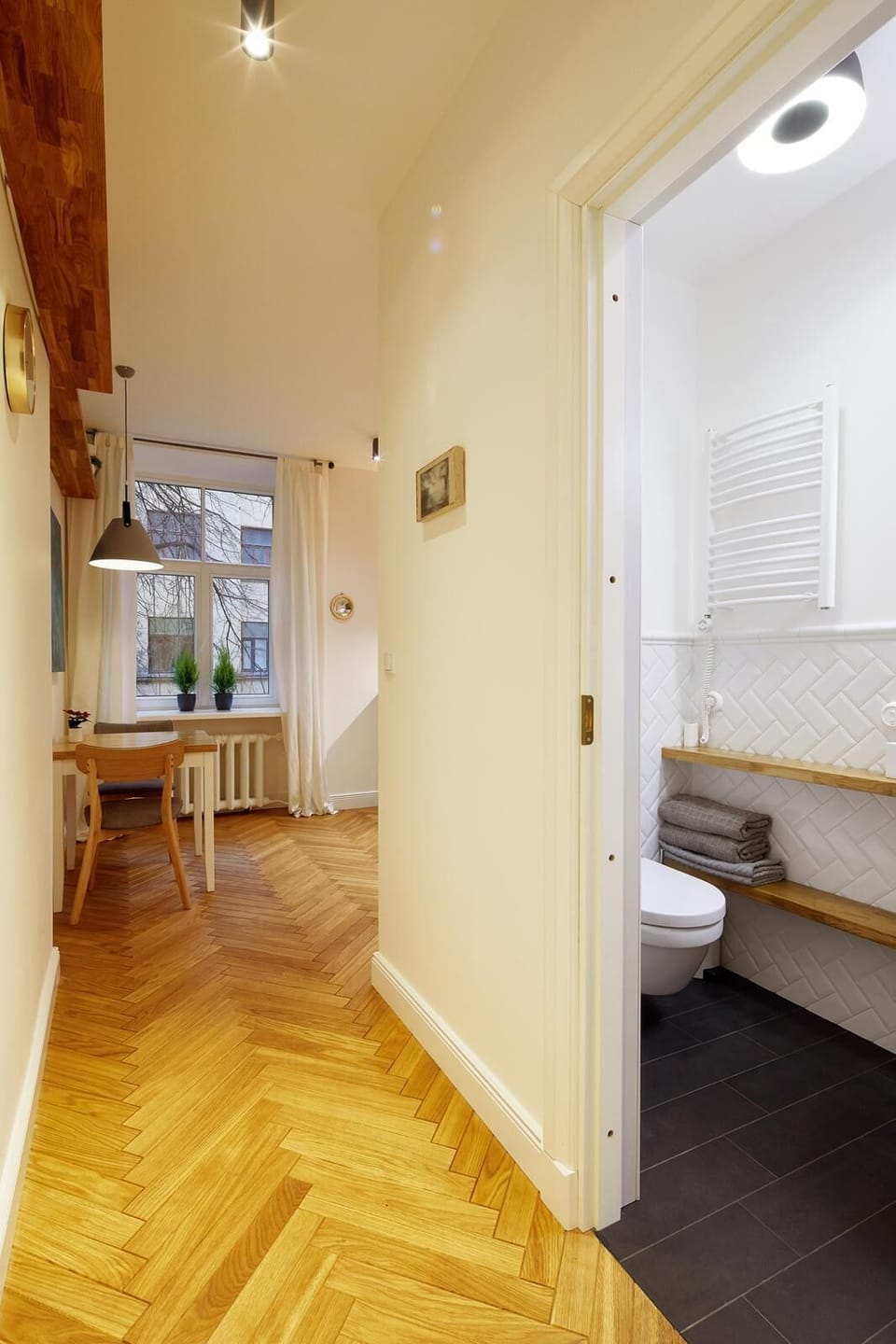 View from the entrance to the kitchen and bathroom.
