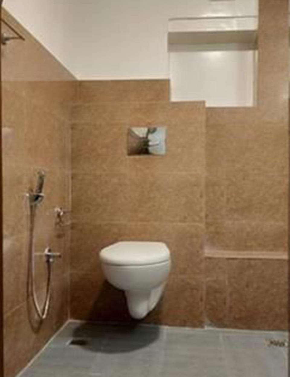 Shower, rainfall showerhead, free toiletries, hair dryer