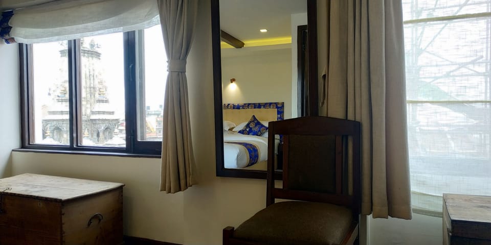Executive Suite, 1 Queen Bed, Courtyard View | Down comforters, memory foam beds, desk, soundproofing