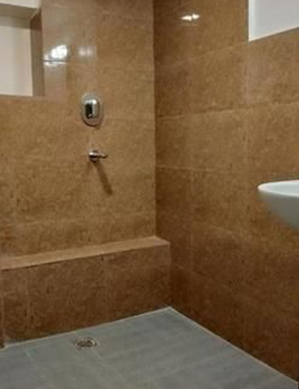 Deluxe Triple Room, Multiple Beds, Courtyard View | Bathroom | Shower, rainfall showerhead, free toiletries, hair dryer