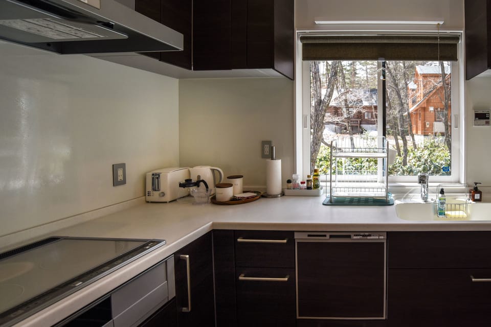 House | Private kitchenette | Fridge, microwave, stovetop, coffee/tea maker