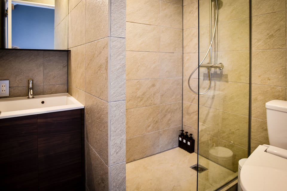 House | Bathroom | Combined shower/tub, deep soaking tub, free toiletries, hair dryer