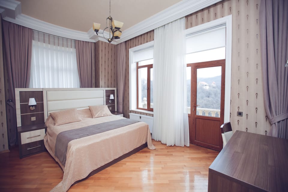 Kapaz - One bedroom Suite lake view | Pillowtop beds, soundproofing, bed sheets