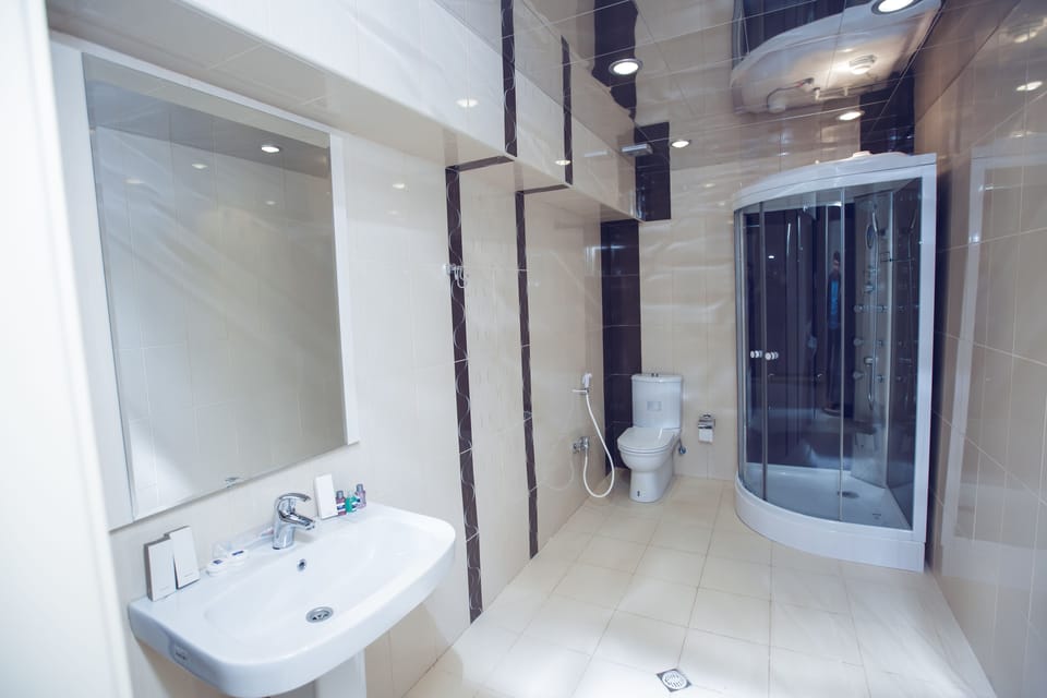 Kapaz - Special Superior Room  | Bathroom | Shower, hydromassage showerhead, slippers, towels