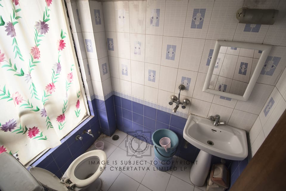 Deluxe Room, 1 Double Bed | Bathroom | Shower, free toiletries, slippers, towels