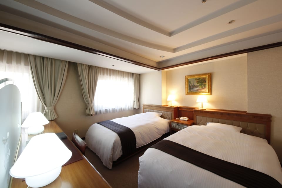 In-room safe, cribs (surcharge), WiFi (free), bed sheets