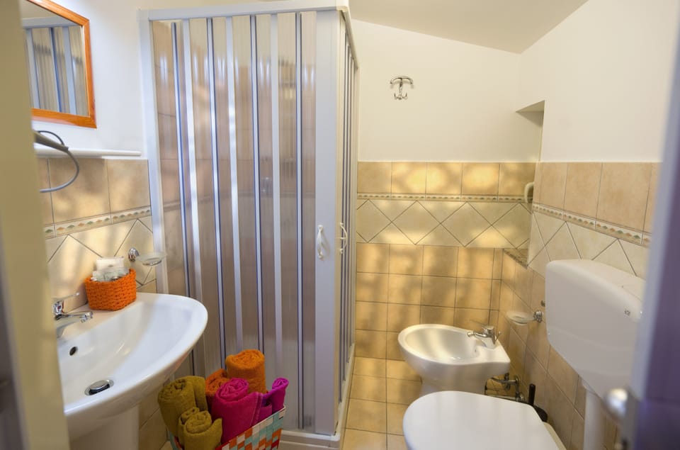 Shower, free toiletries, hair dryer, bidet