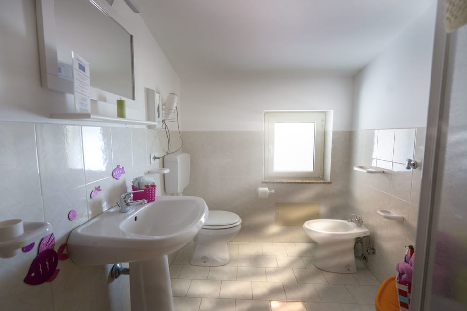 Classic Double Room, Garden View | Bathroom | Shower, free toiletries, hair dryer, bidet